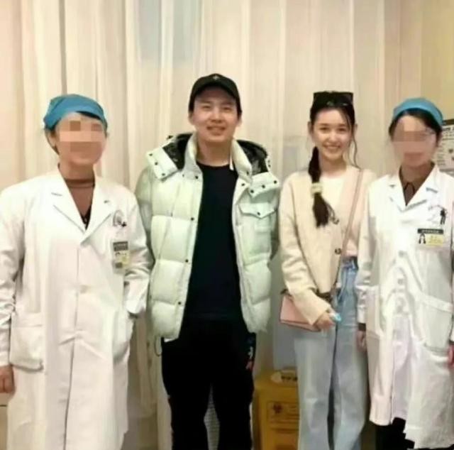 郭麒麟当街亲吻（郭麒麟与一女子街头接吻）(4)