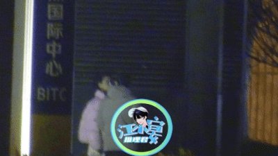 ​郭麒麟当街亲吻（郭麒麟与一女子街头接吻）