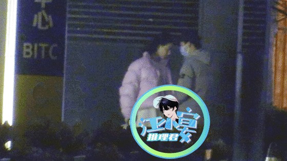 郭麒麟当街亲吻（郭麒麟与一女子街头接吻）(2)