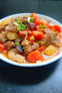 ​土豆炖牛肉家常做法（土豆胡萝卜炖牛肉最好吃的做法）