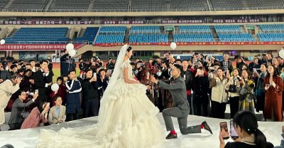 ​王春雨个人资料（恭喜！中国26岁田径名将出嫁，体育场办婚礼太浪漫，男友单膝