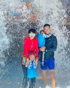 ​胡杏儿在家为大儿子庆祝 5 岁生日 一家五口开心拍全家福