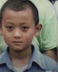 ​黄子韬幼儿园照片曝光 网友笑称真是从小自带黑眼圈