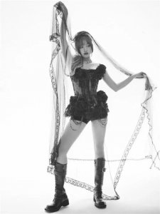 ​95后小花程潇宣传新歌火辣写真，脸蛋精致似洋娃娃