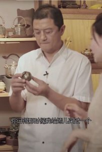 ​50岁李亚鹏谈和李嫣父女情 出镜头发稀疏尽显老态