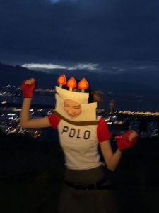 ​宋妍霏晒 27 岁生日随拍 花海中变身辣妹性感甜美