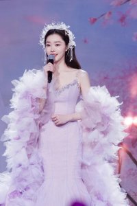 ​宋轶花房公主妆造型曝光 身材纤细宛若花仙子
