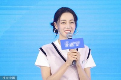 ​迪丽热巴穿马甲配短裙现身 身材纤细扎双丸子头活泼可爱