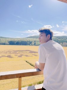 ​王子异工作室晒live图回应“变脸”争议 侧颜棱角分明