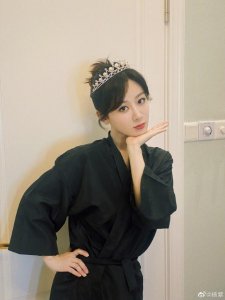 ​杨紫晒化妆间花絮照 头戴小皇冠对镜头比心甜美可爱