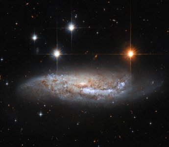 ​哈勃太空望远镜捕捉到螺旋星系NGC 3568的侧面视图