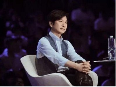 ​黄舒骏的第一任妻子是谁(52岁黄舒骏与90后美妻近照)