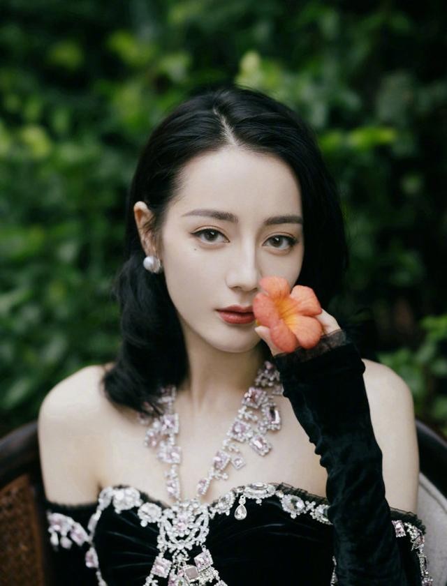 迪丽热巴个人资料简介（29岁迪丽热巴颜值惊艳身材饱满）