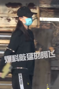 ​网曝35岁张小斐爆红后住千万豪宅，开2百万豪车，不带保镖太低调