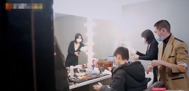 连诗雅喜爱夜蒲剧照（夜蒲女神连诗雅晒38吋长腿）