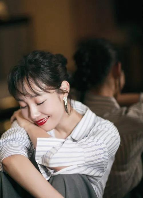 白百合的个人资料 ：近照无意中暴露住的是别墅，离婚后远离男人过得很幸福