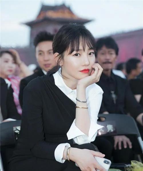 白百合的个人资料 ：近照无意中暴露住的是别墅，离婚后远离男人过得很幸福