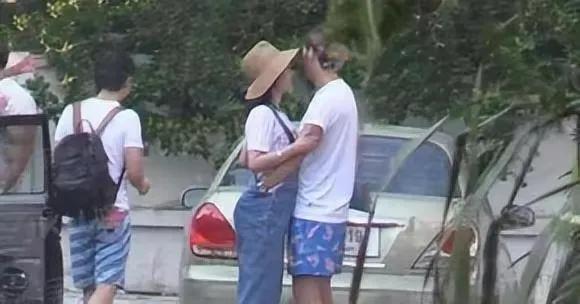 白百合的个人资料 ：近照无意中暴露住的是别墅，离婚后远离男人过得很幸福