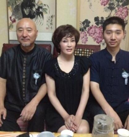 陈佩斯儿子露面，三代人一个模子刻出来，基因强大绝对是亲生的