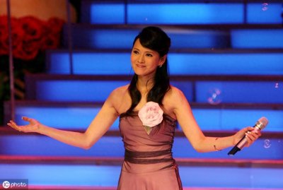 ​秦昊的老婆伊能静，前夫是音乐才子庾澄庆，50岁的她依然美丽