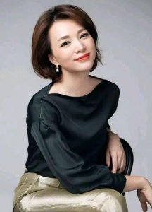 ​央视当家花旦紫凝：实力不输董卿，贷款买车，42岁未婚活成少女