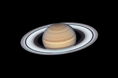 ​哈勃太空望远镜捕获土星及土星环的新“肖像”