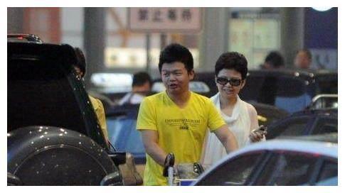 54岁董文华近照,半老徐娘风韵犹存,曾为民歌界“一姐”!