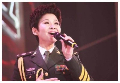 ​54岁董文华近照，半老徐娘风韵犹存，曾为民歌界“一姐”！
