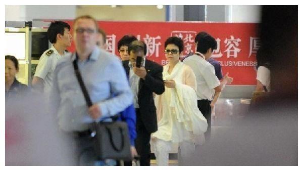 54岁董文华近照,半老徐娘风韵犹存,曾为民歌界“一姐”!