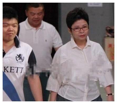 54岁董文华近照,半老徐娘风韵犹存,曾为民歌界“一姐”!