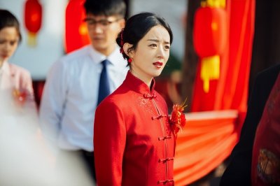 赵丽颖新剧婚服照好美,艳丽大红唇引人注目,网友:幸福结婚了