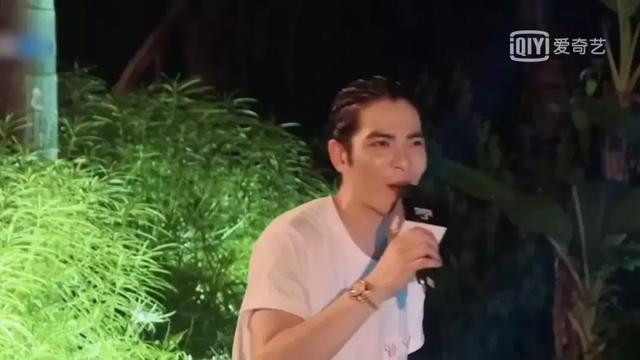 事情的开始:萧敬腾接过话筒开始领唱