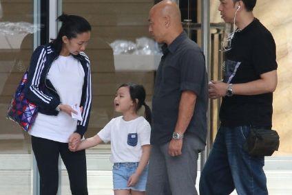 刘德华的女儿越来越漂亮了，年仅五岁就这么成熟老练