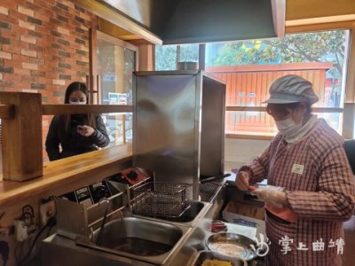 ​“卷”出来的“豪华”！探访宣威炭火烧饵块的“内里乾坤”