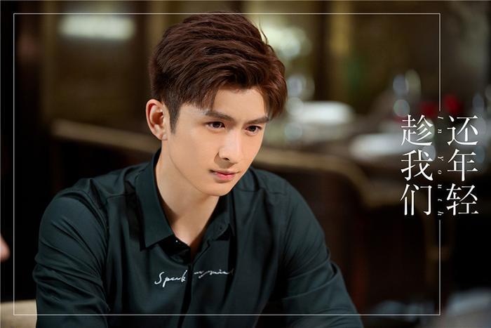 《趁我们还年轻》开播，五个主演四个都是嘉行艺人？杨幂干得漂亮