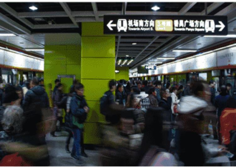 很多网友问广州地铁为什么那么挤人「很多网友问广州地铁为什么那么挤」