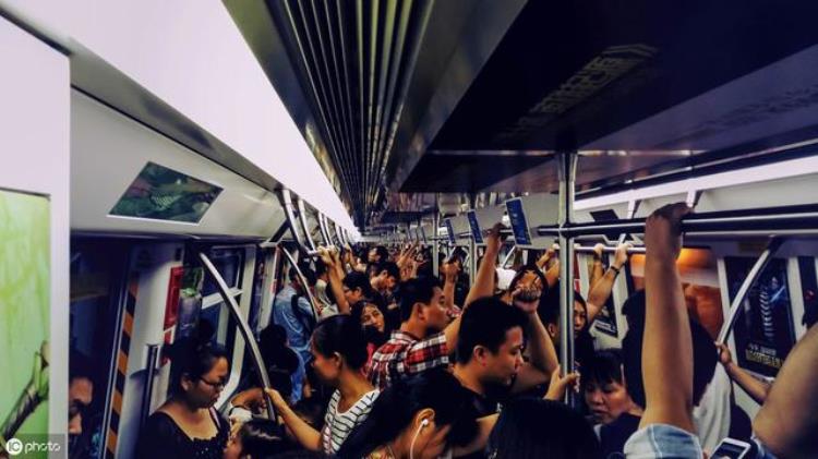 很多网友问广州地铁为什么那么挤人「很多网友问广州地铁为什么那么挤」