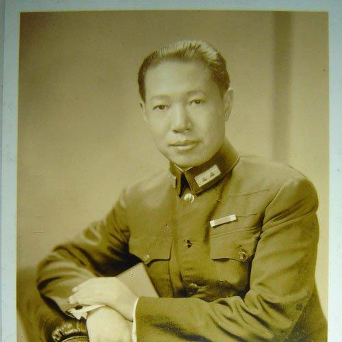 侯镜如简介