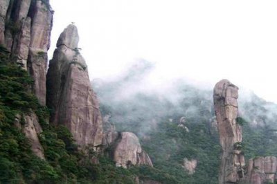 ​横看成岭侧成峰侧远近高低各不同是什么山