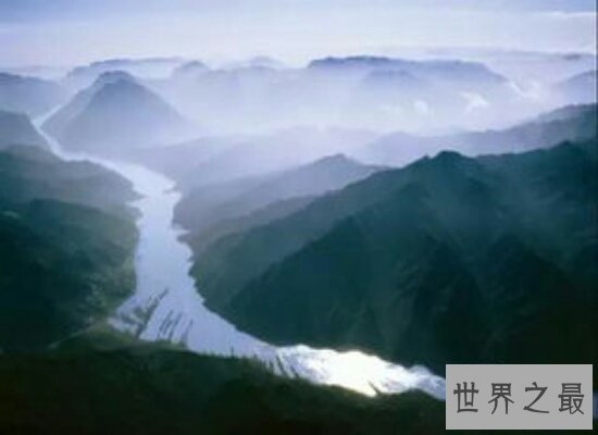 中国最长的河流——长江 以其丰富的资源养育着一代代的人们