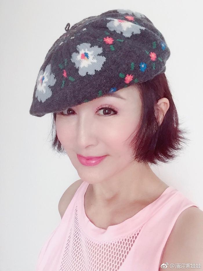 69岁潘迎紫近照曝光，皮肤紧致托腮卖萌，少女气十足