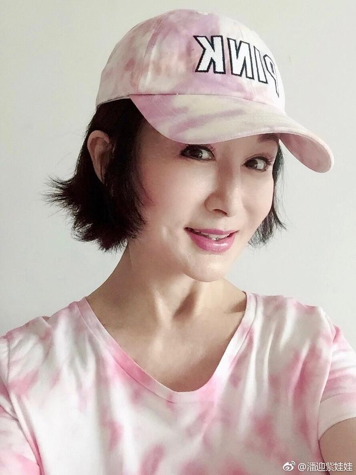 69岁潘迎紫近照曝光，皮肤紧致托腮卖萌，少女气十足