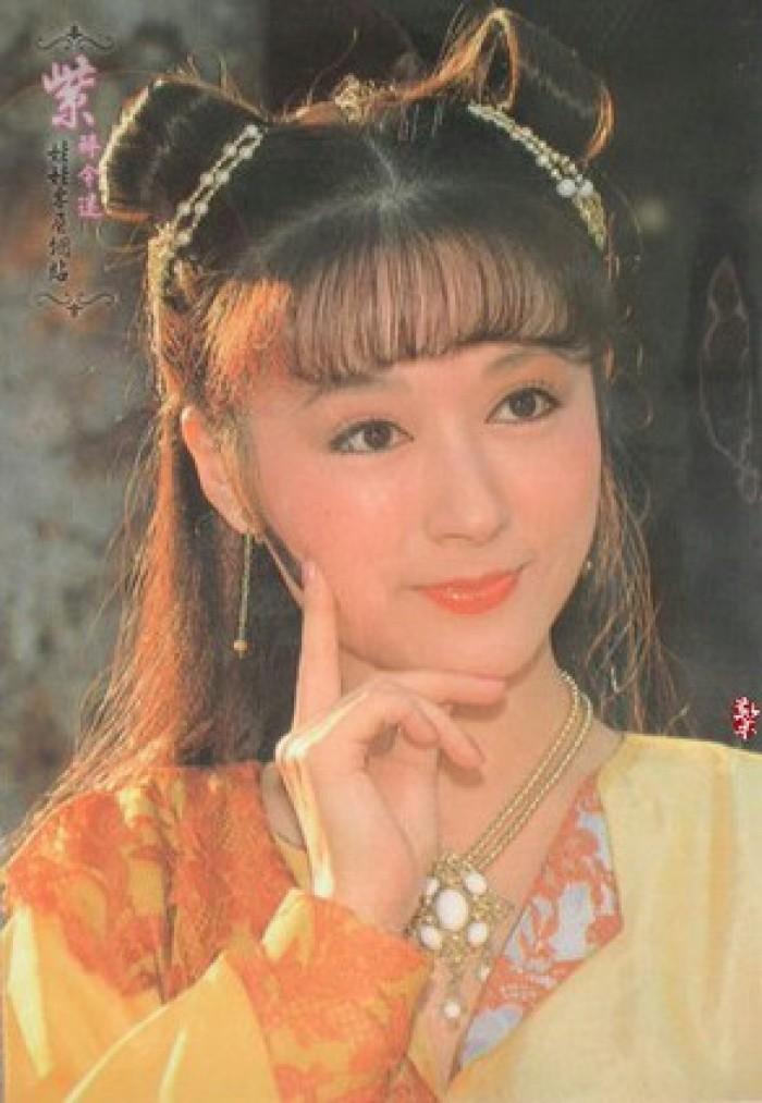 69岁潘迎紫近照曝光，皮肤紧致托腮卖萌，少女气十足