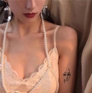 ​街搭的女生在朋友圈发性感照，该称赞她吗？