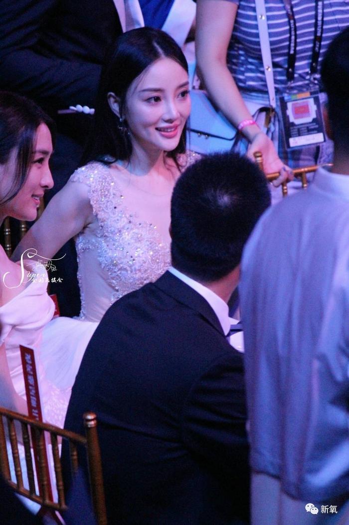 李小璐被卓伟拍到跟PG one过夜，却跟贾乃亮说自己做头发去了…