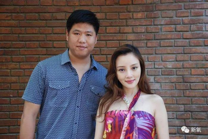 李小璐被卓伟拍到跟PG one过夜，却跟贾乃亮说自己做头发去了…