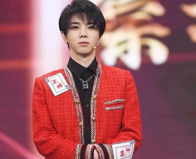 华晨宇整容前后照片（华晨宇从眼镜宅男到花样美男）