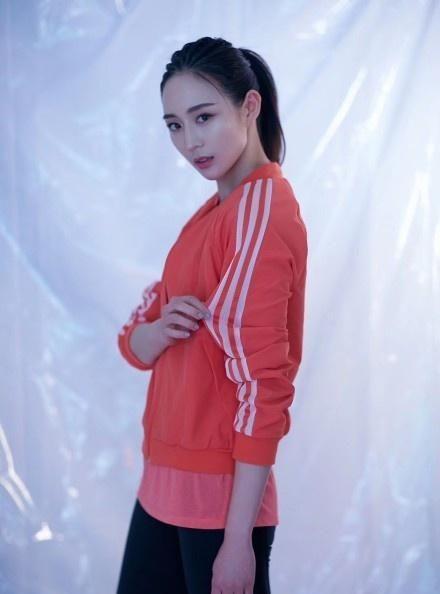 张钧甯有98斤？这么紧的裤子都能塞进去