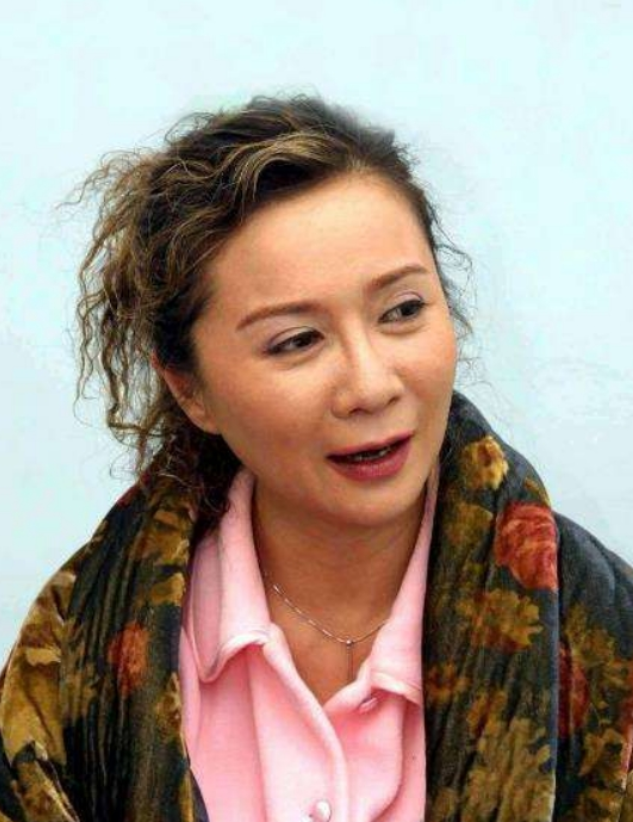 蔡明个人资料简介及老公（蔡明：老公用100封情书追到手，相爱37年，找儿媳妇成了她的心病）