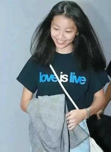 ​陈奕迅18岁女儿高清正面照罕见公开，散发成熟女人味，美得好特